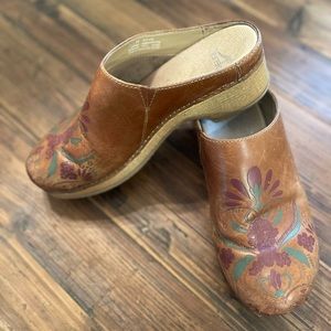 DANSKO size 38 clogs with cute print on top!